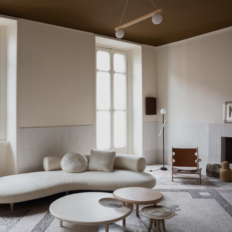 Intérieur moderne lumineux illustrant une peinture de murs et plafonds